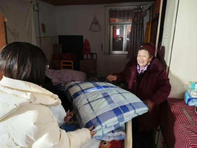 陆水湖街道走访慰问老年居民