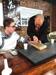 俄罗斯小伙踏上茶路寻根赤壁：一杯青砖茶，藏着两国百年缘