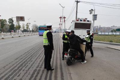 教育劝导处罚并举 市公安局交管大队开展文明交通专项执法行动