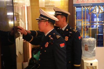 筑牢消防安全“防火墙” 赤壁市消防救援大队夜间突击检查娱乐场所