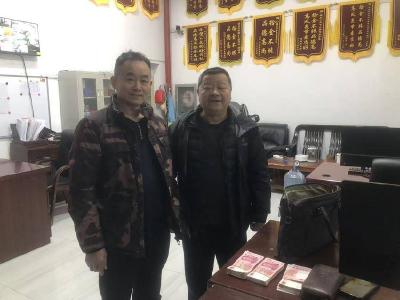 湖北赤壁：公交驾驶员拾金不昧  3万元现金物归原主​