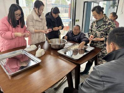 赤壁市车埠镇选调生：元旦包饺子送温暖 情系困难群众
