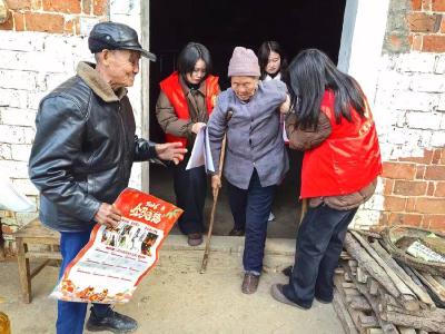 赤壁：志愿者走进泉洪村关爱乡村困难老人