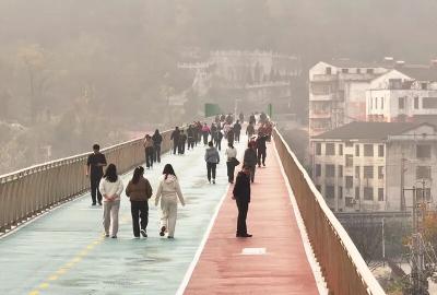 湖北赤壁：北干渠人行天桥成新地标
