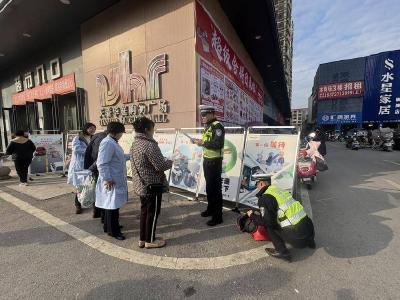 赤壁交管：超市广场话安全 文明出行入人心