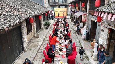 路虎车主聚羊楼 品尝古道长桌宴