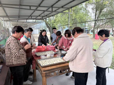 冬至饺子香 温情满村庄 中伙铺镇官庄村温情守护“夕阳红”