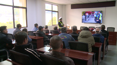 市公安局交管大队到芳世湾村开展交通安全宣传