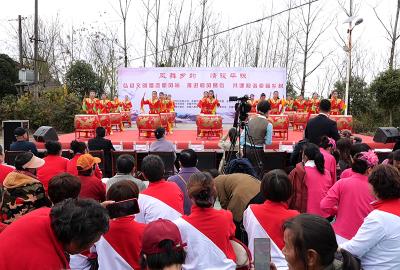 湖北赤壁：凤舞乡韵情暖毕畈 文明婚恋新风尚