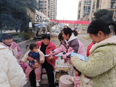 蒲圻街道炭素社区：红色电影进小区 邻里共聚话文明