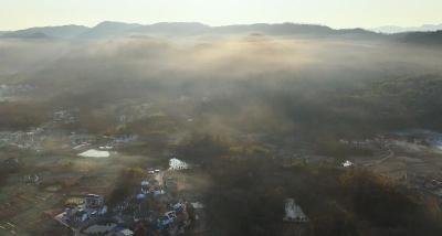 湖北赤壁：山雾锁故土 年味唤归途