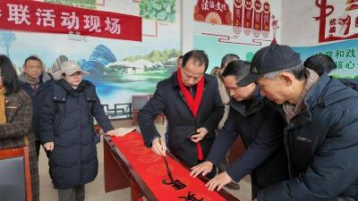 迎新春送春联 祝福送到家里面