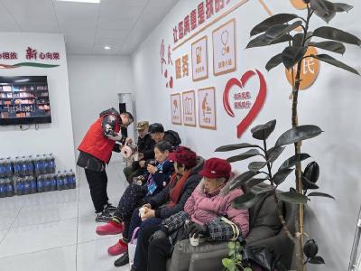 蒲圻街道西街社区为户外劳动者送温暖