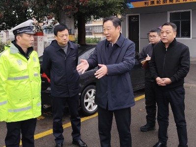 董方平检查督办元旦假期道路交通安全工作：以“时时放心不下”的责任感、紧迫感 护航交通安全万无一失