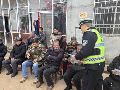 赤壁交管官塘驿中队开展“进村入户”专项宣传活动