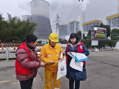 蒲圻街道：禁毒宣传进企业 下班“打卡”防毒课