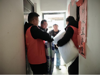 风雪未至 暖意先行——神山镇党员干部护航“一老一小”安全过冬