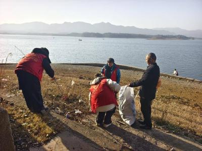 赤壁义工开展河道清理志愿服务