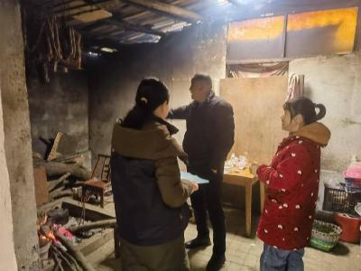 赤马港夏龙铺社区：入户排查隐患 守护居民安全