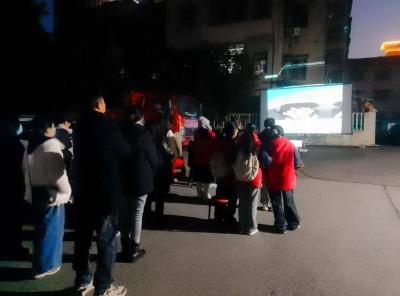 赤马港街道大桥社区：电影进小区 文明在身边