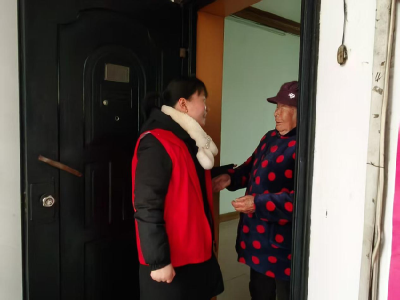 赤壁市金鸡山社区走访慰问独居留守老人