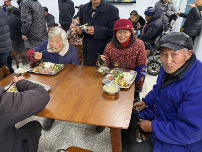 湖北赤壁：车埠镇斗门村幸福食堂开业 多功能融合绘就民生幸福图景