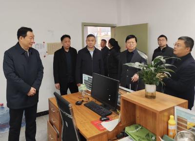 董方平在调研教育工作时强调：坚持以学生为中心 全面打造有利于学生健康成长的优质均衡教育