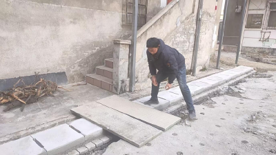 蒲圻街道金鸡山社区：砖板搭起“暖心路” 老旧改里藏温情