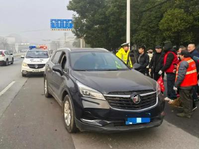 湖北赤壁：危急时刻，一群人“顶”在了车前……