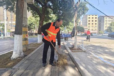 湖北赤壁：环卫工人坚守一线  以“橙”心守护新春洁净