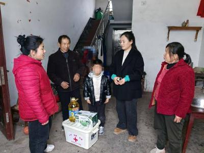 赤壁镇：关爱“一老一小”，政企联动送温情