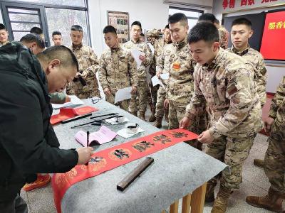 翰墨飘香暖军营 书香流转润兵心