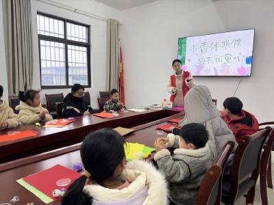 湖北赤壁：农家书屋飘书香 童心巧手伴成长