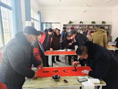 文化惠民 市文联送春联到乡村