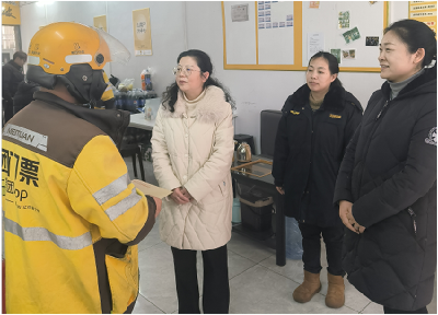 寒冬送暖  市委社会工作部慰问一线群体