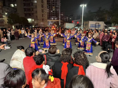 湖北赤壁：篝火暖邻里 青泉一家亲