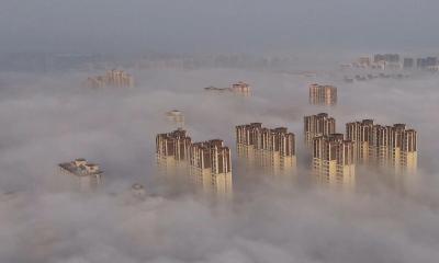 湖北赤壁：雾霭流淌 霞光熹微