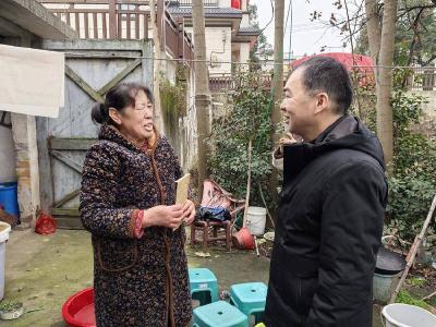 节前传温情 关怀暖民心 赤壁市政数局开展走访慰问活动