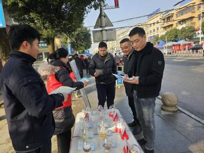 老街口上禁毒课！官塘驿镇这场禁毒宣传“看得见摸得着”