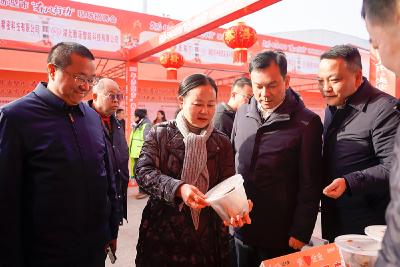 赤壁市举办“爱心赶集过大年”环卫工人专场活动