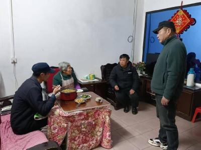 冬日送温情 筑牢“暖心巢” 官塘驿林场开展特殊困难老人探访关爱活动