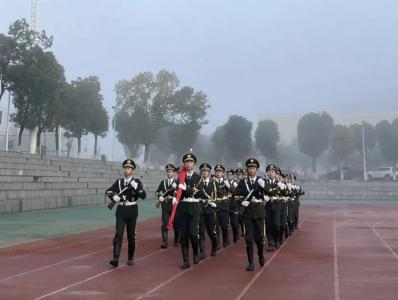 自强成就跨越 创新塑造美好 | 赤壁一中隆重举行2025年春季开学典礼暨升旗仪式