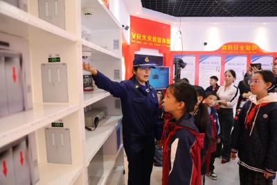 VR火场逃生、实景灭火体验…赤壁百余名师生走进市消防科普教育基地