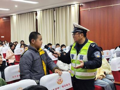 赤壁市公安局交管大队开展诚信文化进校园活动 筑牢交通信用根基