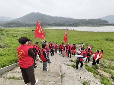 赤壁崇阳两地义工共护“十里画廊”生态美