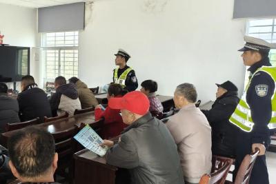 赤壁交管官塘驿中队走进石泉村 开展交通安全宣传