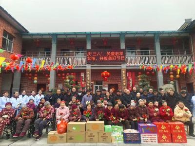 赤壁市社会福利中心开展“关爱银发巾帼”主题活动