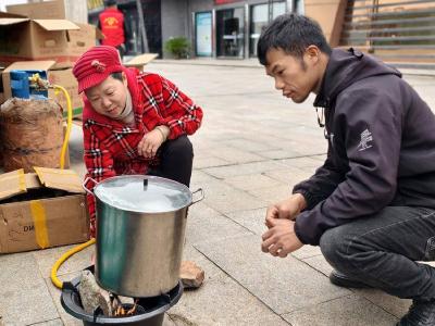 湖北赤壁：一枚热鸡蛋 满城志愿红