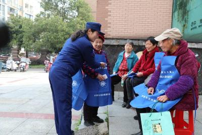 赤壁消防进社区开展消防关爱宣传活动