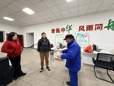 拾金不昧显美德 文明新风暖社区